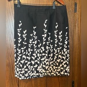 Ann Taylor black pencil skirt w/white vine design, size 16